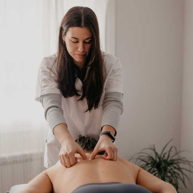 mujer dando masaje