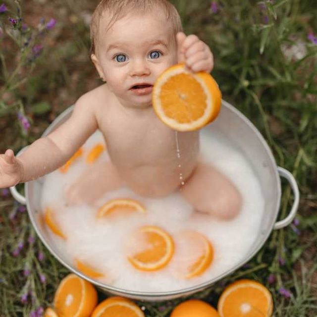 bebe en barreño con naranjas